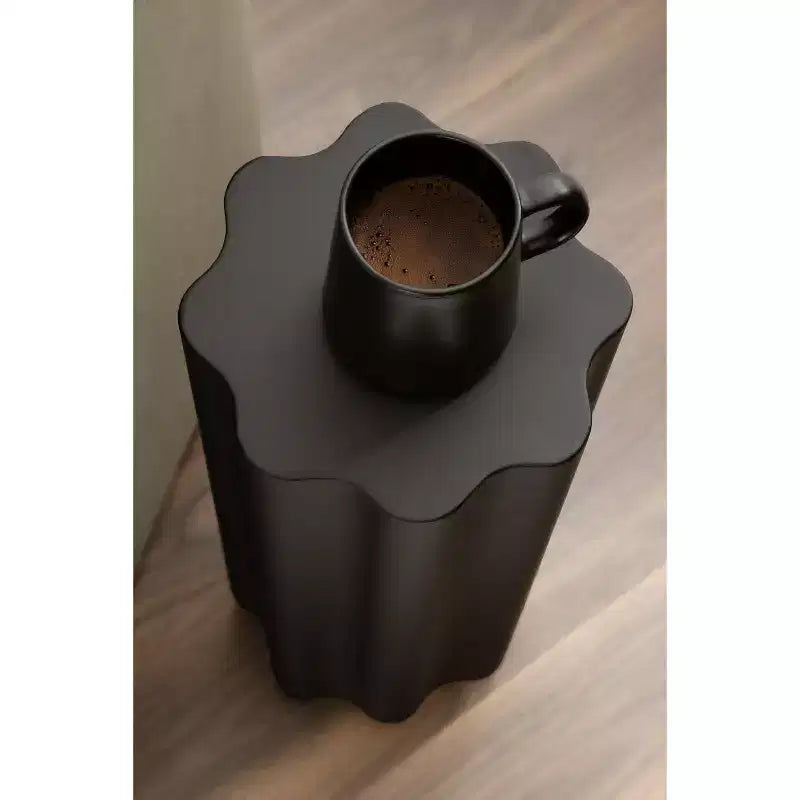 Welliger Metall-Getränketisch, 9x9x22, schwarz