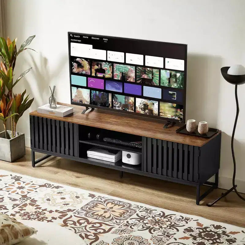 63 Zoll moderner TV-Ständer mit Lamellentüren und Stauraum