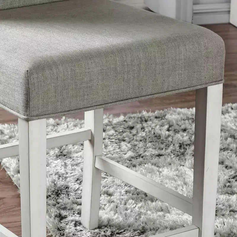 Set di 2 sgabelli da banco a altezza da bancone, bianco antico con rifiniture a chiodi e rivestimento in lino